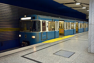 A-Wagen 219 als U4 im U-Bahnhof Arabellapark