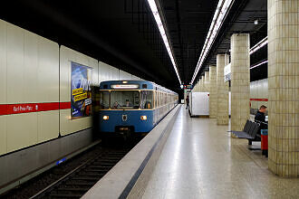 A-Wagen 226 als U2 im U-Bahnhof Karl-Preis-Platz