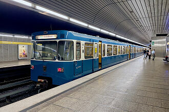 A-Wagen 233 mit frischer Lacksanierung als U4 im U-Bahnhof Richard-Strauss-Straße