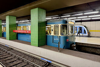 A-Wagen 234 als U2 im U-Bahnhof Innsbrucker Ring