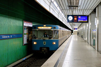 A-Wagen 235 als U3 im U-Bahnhof Forstenrieder Allee