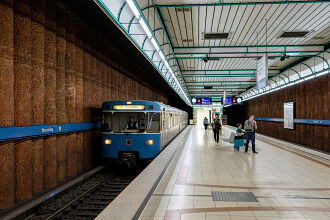 A-Wagen 235 als U3 im U-Bahnhof Obersendling