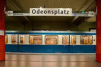 A-Wagen 237 als U2 im U-Bahnhof Odeonsplatz