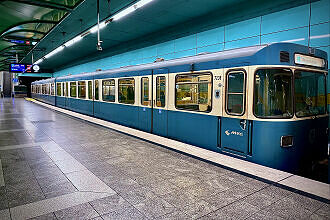 A-Wagen 238 als U4 im U-Bahnhof Böhmerwaldplatz