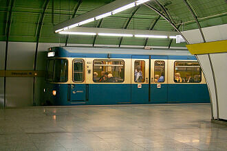 A-Wagen 242 im U-Bahnhof Odeonsplatz (U4/U5)