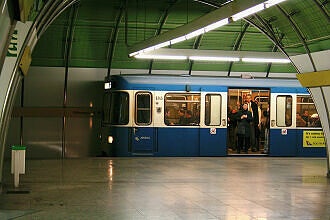 A-Wagen 245 im U-Bahnhof Odeonsplatz (U4/U5)