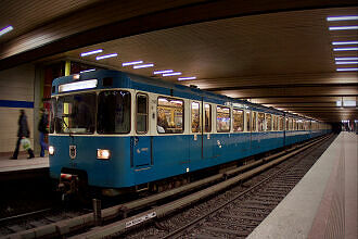 A-Wagen 245 als U6 im U-Bahnhof Implerstraße