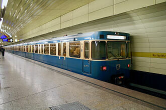 A-Wagen 246 als U5 im U-Bahnhof Karlsplatz (Stachus)