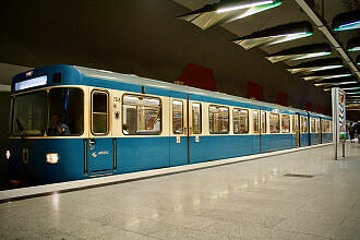 A-Wagen 249 als U2 im U-Bahnhof Moosfeld