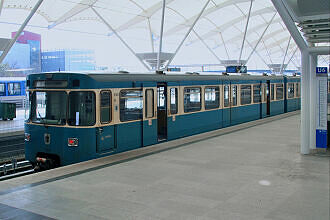 A-Wagen 303 als U6 im U-Bahnhof Fröttmaning