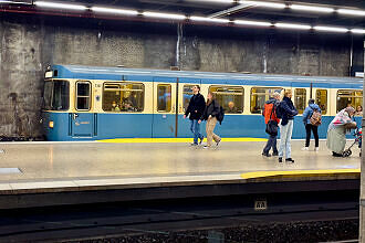 A-Wagen 307 als U1 im U-Bahnhof Hauptbahnhof