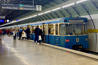 A-Wagen 310 als U5 im U-Bahnhof Odeonsplatz