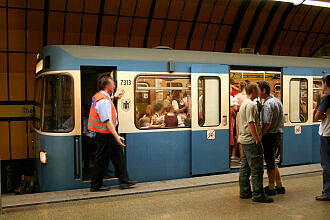 A-Wagen 313 wird im U-Bahnhof Theresienwiese während des Oktoberfestes abgefertigt