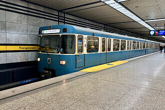 A-Wagen 313 als U4 im U-Bahnhof Prinzregentenplatz