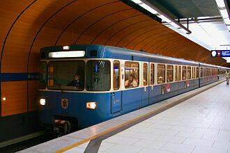 A-Wagen 320 als U6 im U-Bahnhof Marienplatz