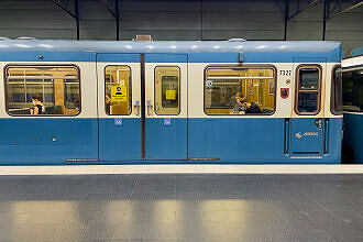 A-Wagen 322 als U6 im U-Bahnhof Odeonsplatz