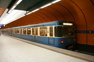 A-Wagen 324 als U6 im U-Bahnhof Marienplatz