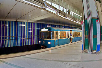 A-Wagen 324 als U2 im U-Bahnhof Dülferstraße
