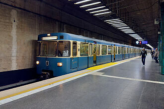 A-Wagen 329 als U6 im U-Bahnhof Giselastraße