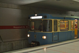 A-Wagen 332 als U2 im U-Bahnhof Messestadt Ost
