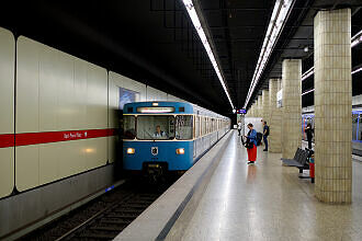 A-Wagen 337 als U2 im U-Bahnhof Karl-Preis-Platz