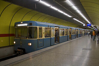 A-Wagen 347 als U1 im U-Bahnhof Sendlinger Tor