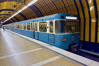 A-Wagen 353 als U5 im U-Bahnhof Theresienwiese