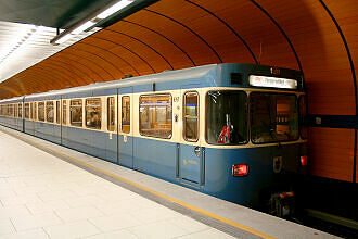 A-Wagen 357 als U3 im U-Bahnhof Marienplatz