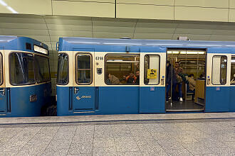 A-Wagen 358 im U-Bahnhof Karlsplatz (Stachus)