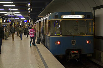 A-Wagen 359 als U4 im U-Bahnhof Hauptbahnhof