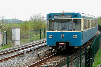 A-Wagen 366 als U6 bei der Einfahrt in den U-Bahnhof Garching-Hochbrück