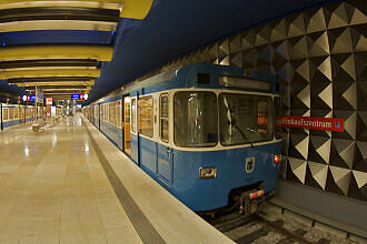 A-Wagen 367 als dort startende U3 im U-Bahnhof Olympia-Einkaufszentrum