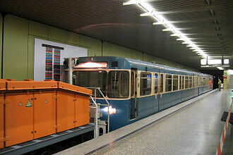 Nach Entgleisung im U-Bahnhof Michaelibad steht A-Wagen 367 schleppfertig am Bahnsteig