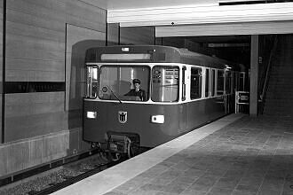 Vorstellung des ersten neuen U-Bahn-Wagens (noch ohne Nummer) im U-Bahnhof Alte Heide (noch Nordfriedhof) 1967