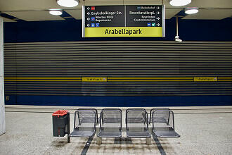 Sitzgruppe im U-Bahnhof Arabellapark