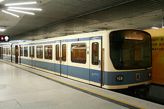 B-Wagen-Prototyp 495 als U6 im U-Bahnhof Garching-Forschungszentrum