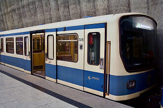 B-Wagen-Prototyp 495 als U1 im U-Bahnhof Mangfallplatz