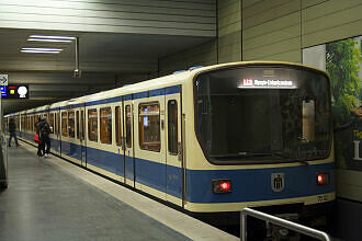 B-Wagen 502 als U3 im U-Bahnhof Universität