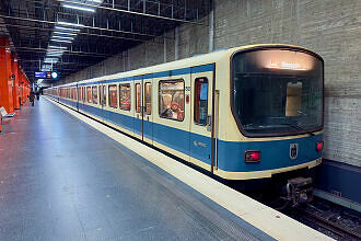 B-Wagen 502 als U3 im U-Bahnhof Giselastraße