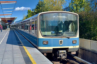 B-Wagen 503 als U6 im U-Bahnhof Freimann