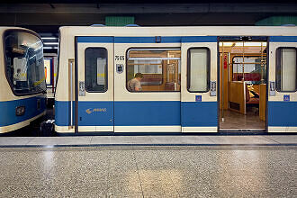 B-Wagen 505 als U2 im U-Bahnhof Innsbrucker Ring