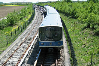 B-Wagen 507 als dort endende U6 kurz vor dem U-Bahnhof Garching-Hochbrück