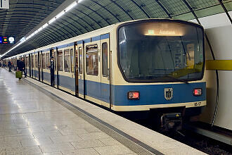 B-Wagen 507 als U4 im U-Bahnhof Odeonsplatz