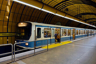 B-Wagen 507 als U5 im U-Bahnhof Theresienwiese
