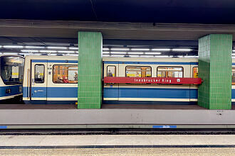 B-Wagen 508 als U2 im U-Bahnhof Innsbrucker Ring