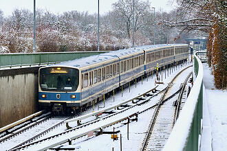 B-Wagen 508 als U6 bei der Einfahrt in die Tunnelrampe zwischen den U-Bahnhöfen Studentenstadt und Alte Heide