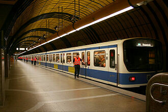 B-Wagen 509 als U4 im U-Bahnhof Theresienwiese während der Wiesn