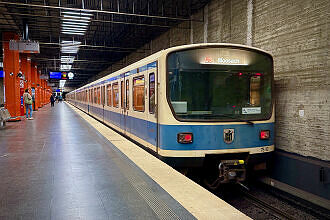 B-Wagen 510 als U3 im U-Bahnhof Giselastraße