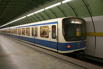 B-Wagen 511 als U4 im U-Bahnhof Odeonsplatz