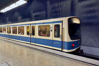 B-Wagen 514 als U5 im U-Bahnhof Neuperlach Zentrum